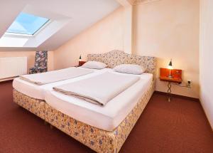 a bedroom with a large bed in a room at Landhotel Kistlerwirt in Bad Feilnbach