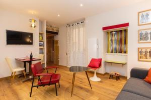 - un salon avec un canapé, une table et des chaises dans l'établissement DIFY Chardonnay - Bellecour, à Lyon