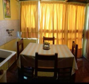 een eetkamer met een tafel en stoelen en een bad bij LUIS MENDOZA in Mendoza