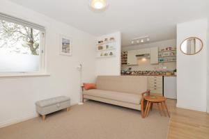 una sala de estar con un sofá y una mesa en City Centre Haven Apartments, en Edimburgo