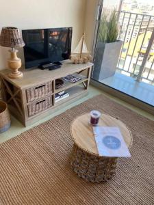 TV a/nebo společenská místnost v ubytování Au 9 sans 6 : Studio lumineux vue mer latérale