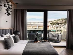 Posteľ alebo postele v izbe v ubytovaní Heritage Hill Hotel