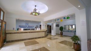 un vestíbulo de una farmacia con una lámpara de araña en Marina Beach Appart Hôtel, en M'diq