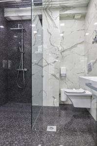 Bilik mandi di Hotel Mirror