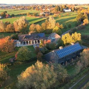 - une vue aérienne sur une maison dotée de panneaux solaires dans l'établissement Hof van Bommerig, à Malines