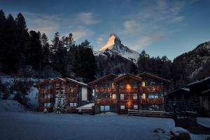 Pemandangan gunung umum atau pemandangan gunung yang diambil dari hotel