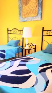 een slaapkamer met 2 bedden en een lamp op een tafel bij Villa Bambi in Lloret de Mar