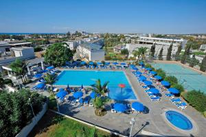 בריכת השחייה שנמצאת ב-Euronapa Hotel Apartments או באזור