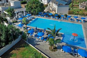 בריכת השחייה שנמצאת ב-Euronapa Hotel Apartments או באזור