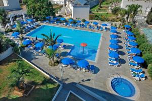 בריכת השחייה שנמצאת ב-Euronapa Hotel Apartments או באזור