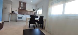 Кухня или мини-кухня в Apartamentos Cala Azul La Móra
