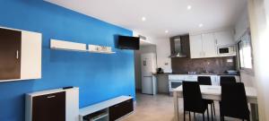 Кухня или мини-кухня в Apartamentos Cala Azul La Móra
