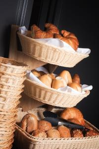 three baskets filled with loaves of bread at Am Berghang in Bad Bentheim