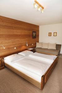 1 Schlafzimmer mit 2 Betten und holzgetäfelten Wänden in der Unterkunft Haus Schönlechner in Gaschurn