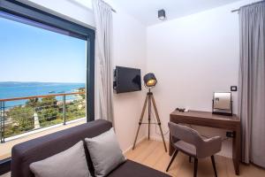 Televízia a/alebo spoločenská miestnosť v ubytovaní Seaview holiday home Lemona