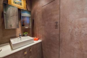 y baño con lavabo y ducha. en Victor Hugo Palais AP3061 by Riviera Holiday Homes, en Niza