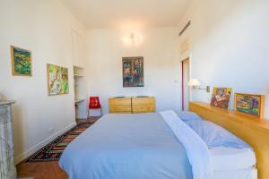 1 dormitorio con 1 cama grande y 1 silla roja en Victor Hugo Palais AP3061 by Riviera Holiday Homes en Niza