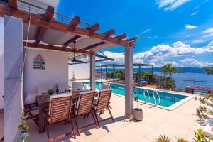 Příroda nedaleko vily + 42 fotografií