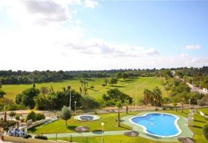 vista aerea su un campo da golf con piscina di Luxurious flat with splendid views a Orihuela Costa