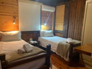 una camera d'albergo con due letti e una finestra di Sodwana Bay Lodge, House 31 a Sodwana Bay
