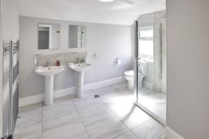 ein weißes Badezimmer mit 2 Waschbecken und einem WC in der Unterkunft Host & Stay - The Lealholm at Brunswick Holiday Apartments in Whitby