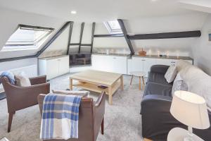 ein Wohnzimmer mit einem Sofa und einem Tisch in der Unterkunft Host & Stay - The Lealholm at Brunswick Holiday Apartments in Whitby