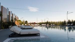 ein Pool mit zwei Lounges im Wasser in der Unterkunft Hotel Mirror in Skopje