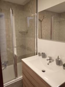 a bathroom with a sink and a shower at Apartamento SUN Complex Amaya Fuerteventura in Costa de Antigua