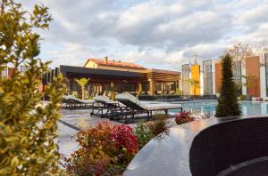 Kolam renang di atau dekat dengan Hotel Mirror