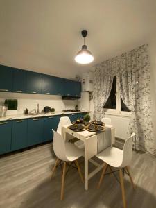 A kitchen or kitchenette at Berg Apartment