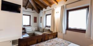 salon z kanapą i telewizorem w obiekcie Il Roncal Wine Resort - for Wine Lovers w mieście Cividale del Friuli