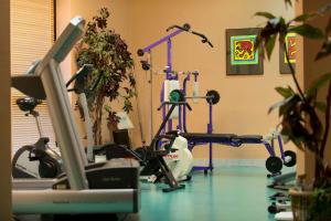 a room with a gym with a exercise bike at Wyndham Garden Duesseldorf Mettmann in Mettmann