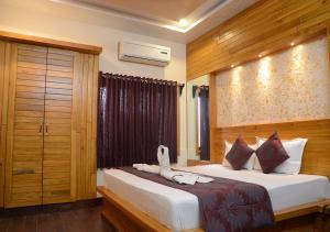Rúm í herbergi á Hotel Prince-Near Jaisalmer Fort