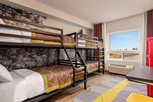 Postel nebo postele na pokoji v ubytování Super 8 by Wyndham Thompson + 37 fotografií