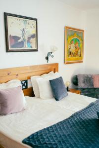 A bed or beds in a room at Rodope Nook Guest house