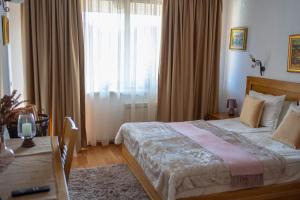 A bed or beds in a room at Rodope Nook Guest house