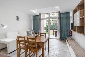 Posedenie v ubytovaní APARTAMENTO DE LUJO EN MARE VERDE