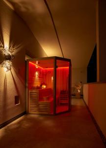 una camera con luce rossa di Penthouse I CIPRESSI a Postal