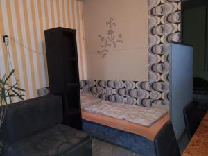 DiósdにあるSárkány Lakのベッド、ソファ、椅子が備わる客室です。