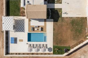 Bazén v ubytovaní Evaero Villas I, II, III, IV, Family Retreats, By ThinkVilla alebo v jeho blízkosti