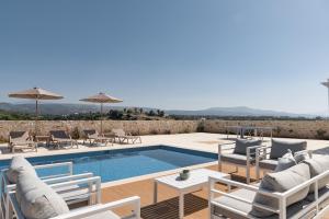 Bazén v ubytovaní Evaero Villas I, II, III, IV, Family Retreats, By ThinkVilla alebo v jeho blízkosti