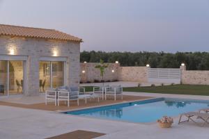 Bazén v ubytovaní Evaero Villas I, II, III, IV, Family Retreats, By ThinkVilla alebo v jeho blízkosti