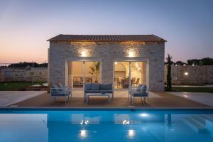 Bazén v ubytovaní Evaero Villas I, II, III, IV, Family Retreats, By ThinkVilla alebo v jeho blízkosti
