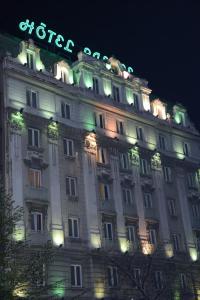 un grande edificio con un cartello sopra di Palace Hotel a Belgrado