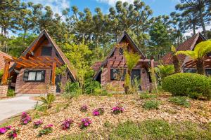 Um jardim em Hotel Fioreze Chalés