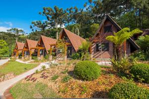 Um jardim em Hotel Fioreze Chalés