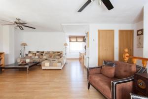 a living room with couches and a ceiling fan at BUNGALOW DE LUJO en PLAYA SAN JUAN in El Campello +26 photos