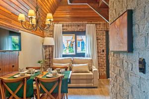 Uma área de estar em Hotel Fioreze Chalés