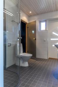 Ett badrum på Strandby Villas Käringsund