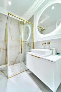 een badkamer met een wastafel en een spiegel bij LAGUNA Apartament Polanica Residence 20 in Polanica-Zdrój